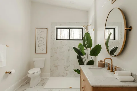 Salle de bains avec sol et parois carrelés