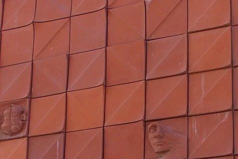 Détail de carreaux céramiques terracotta en façade