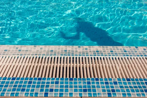 Bord de piscine et mosaïque bleue